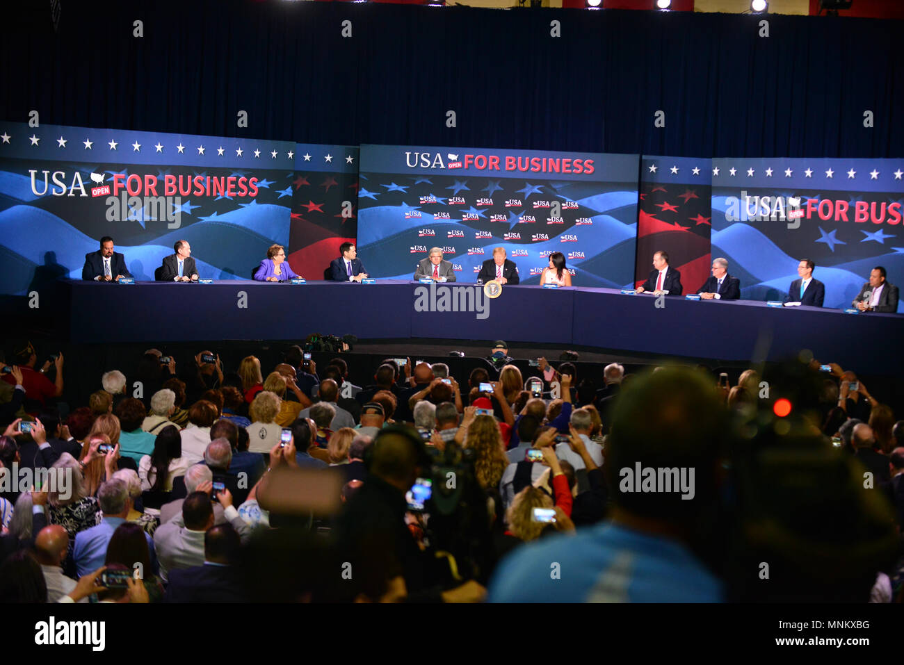 Stati Uniti Presidente Trump assiste Tavola Rotonda sui tagli fiscali per la Florida le piccole imprese a Bucky Dent Park palestra su Aprile 16, 2018 in Hialeah, Florida. Dotato di: Aleberto Bello, Alex Acosta, Partricia Junquera, Marco Rubio, Maximo Alvarez, Trump, Irena Vilarino, dia Guilermo Rousseau, Steve Miller, Steven Mnuchin, Jose Mallea dove: Miami, Florida, Stati Uniti quando: 16 Apr 2018 Credit: Johnny Louis/WENN.com Foto Stock