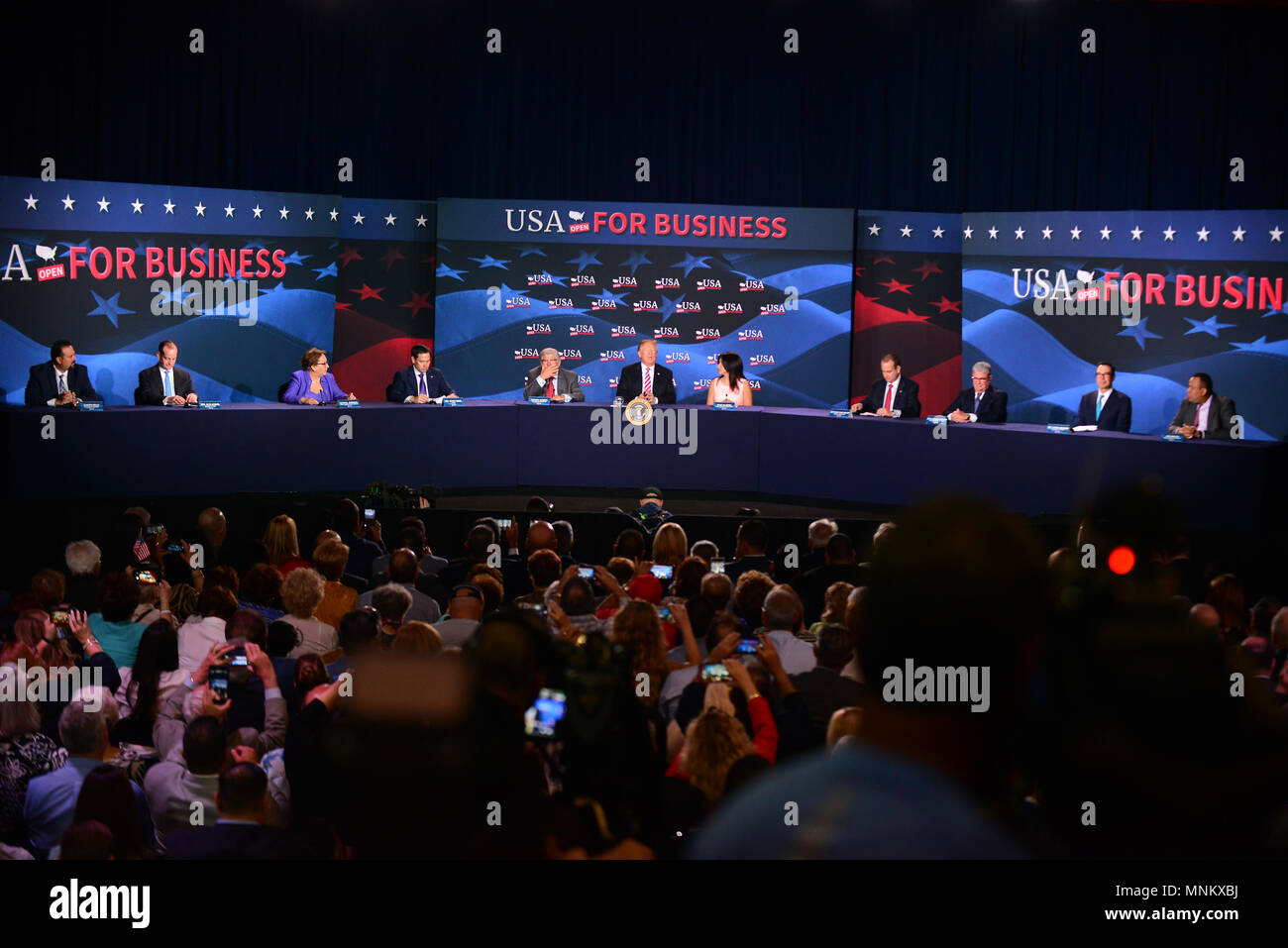 Stati Uniti Presidente Trump assiste Tavola Rotonda sui tagli fiscali per la Florida le piccole imprese a Bucky Dent Park palestra su Aprile 16, 2018 in Hialeah, Florida. Dotato di: Aleberto Bello, Alex Acosta, Partricia Junquera, Marco Rubio, Maximo Alvarez, Trump, Irena Vilarino, dia Guilermo Rousseau, Steve Miller, Steven Mnuchin, Jose Mallea dove: Miami, Florida, Stati Uniti quando: 16 Apr 2018 Credit: Johnny Louis/WENN.com Foto Stock