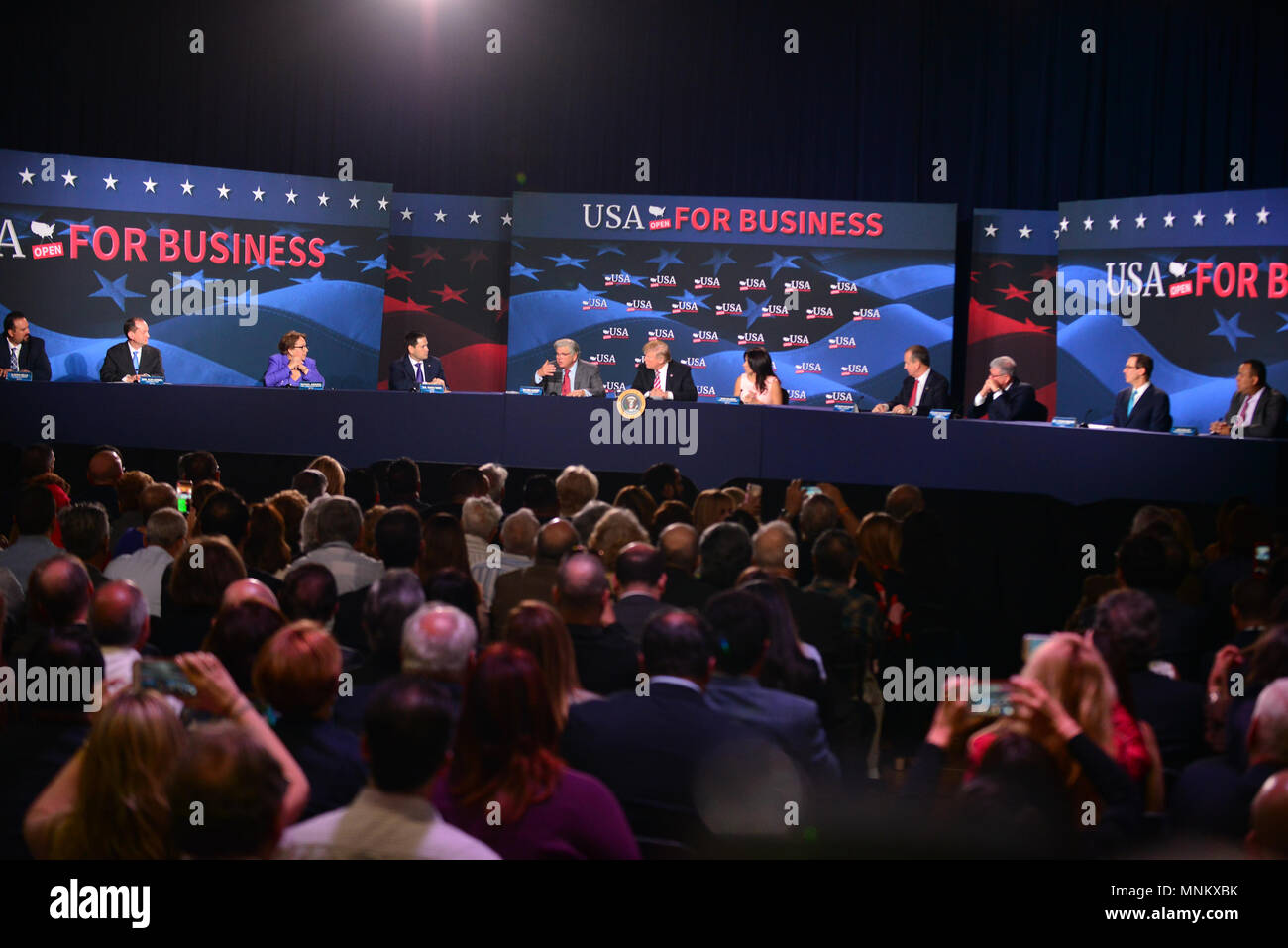 Stati Uniti Presidente Trump assiste Tavola Rotonda sui tagli fiscali per la Florida le piccole imprese a Bucky Dent Park palestra su Aprile 16, 2018 in Hialeah, Florida. Dotato di: Aleberto Bello, Alex Acosta, Partricia Junquera, Marco Rubio, Maximo Alvarez, Trump, Irena Vilarino, dia Guilermo Rousseau, Steve Miller, Steven Mnuchin, Jose Mallea dove: Miami, Florida, Stati Uniti quando: 16 Apr 2018 Credit: Johnny Louis/WENN.com Foto Stock