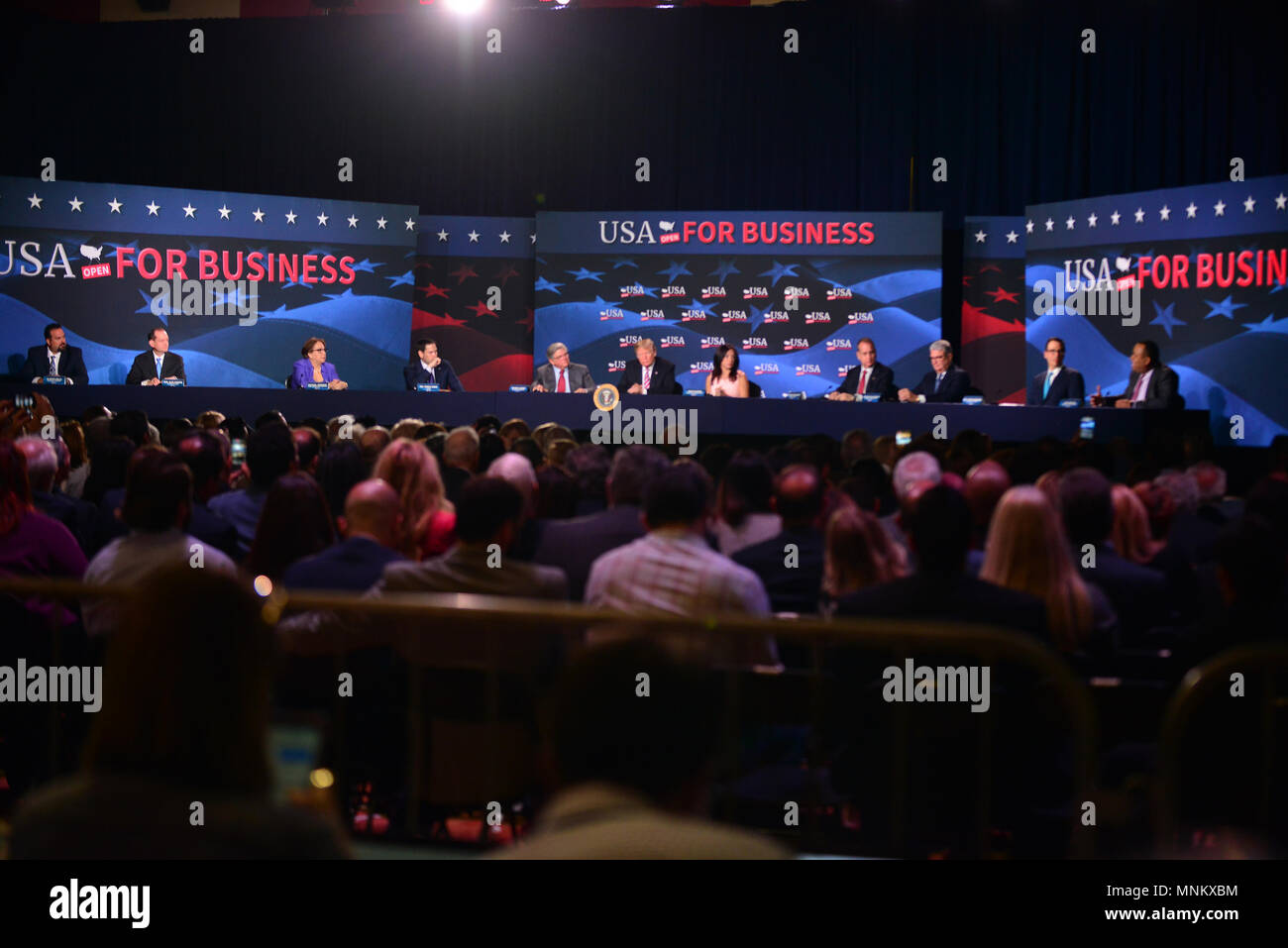 Stati Uniti Presidente Trump assiste Tavola Rotonda sui tagli fiscali per la Florida le piccole imprese a Bucky Dent Park palestra su Aprile 16, 2018 in Hialeah, Florida. Dotato di: Aleberto Bello, Alex Acosta, Partricia Junquera, Marco Rubio, Maximo Alvarez, Trump, Irena Vilarino, dia Guilermo Rousseau, Steve Miller, Steven Mnuchin, Jose Mallea dove: Miami, Florida, Stati Uniti quando: 16 Apr 2018 Credit: Johnny Louis/WENN.com Foto Stock