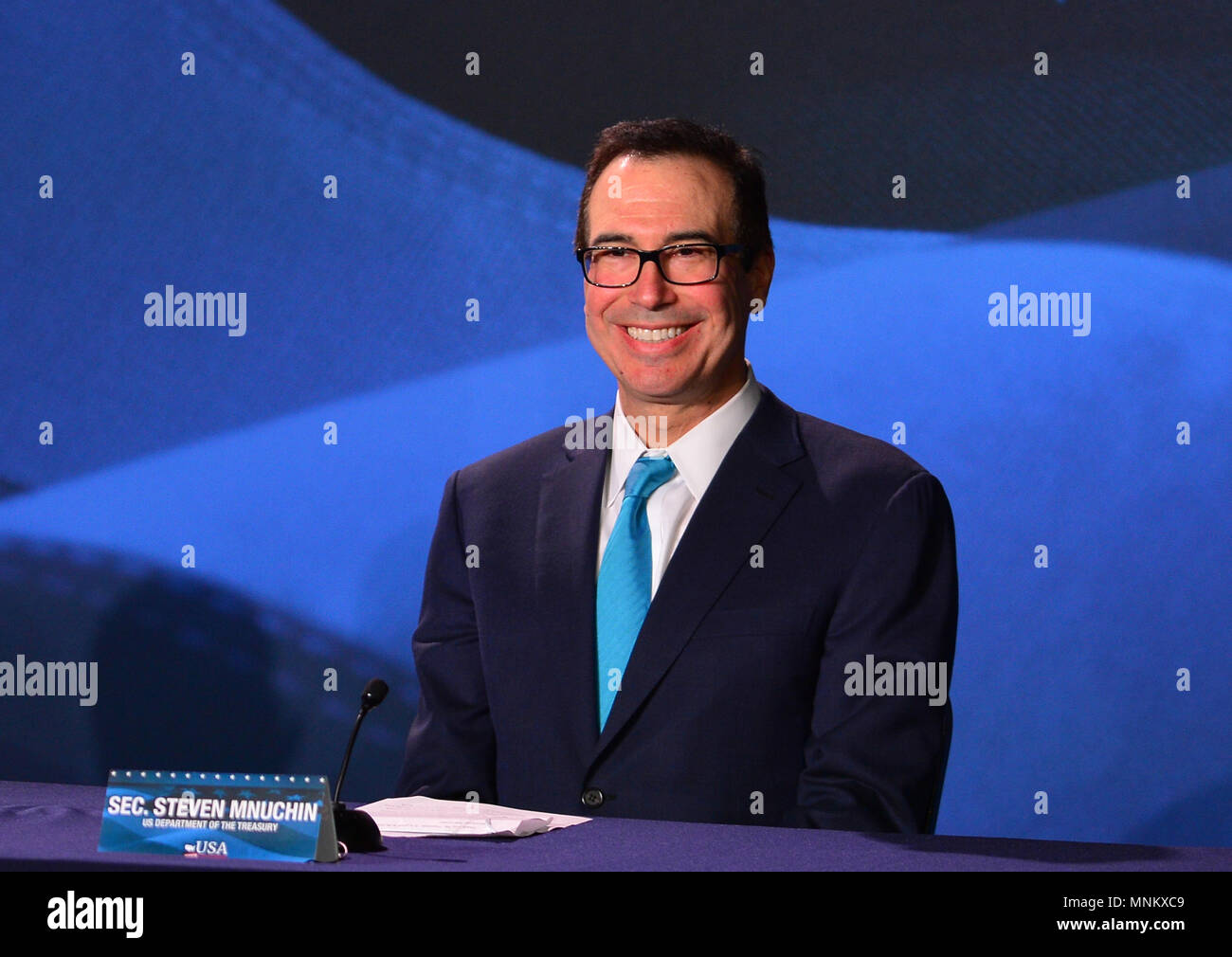 Stati Uniti Presidente Trump assiste Tavola Rotonda sui tagli fiscali per la Florida le piccole imprese a Bucky Dent Park palestra su Aprile 16, 2018 in Hialeah, Florida. Dotato di: Steven Mnuchin dove: Miami, Florida, Stati Uniti quando: 16 Apr 2018 Credit: Johnny Louis/WENN.com Foto Stock