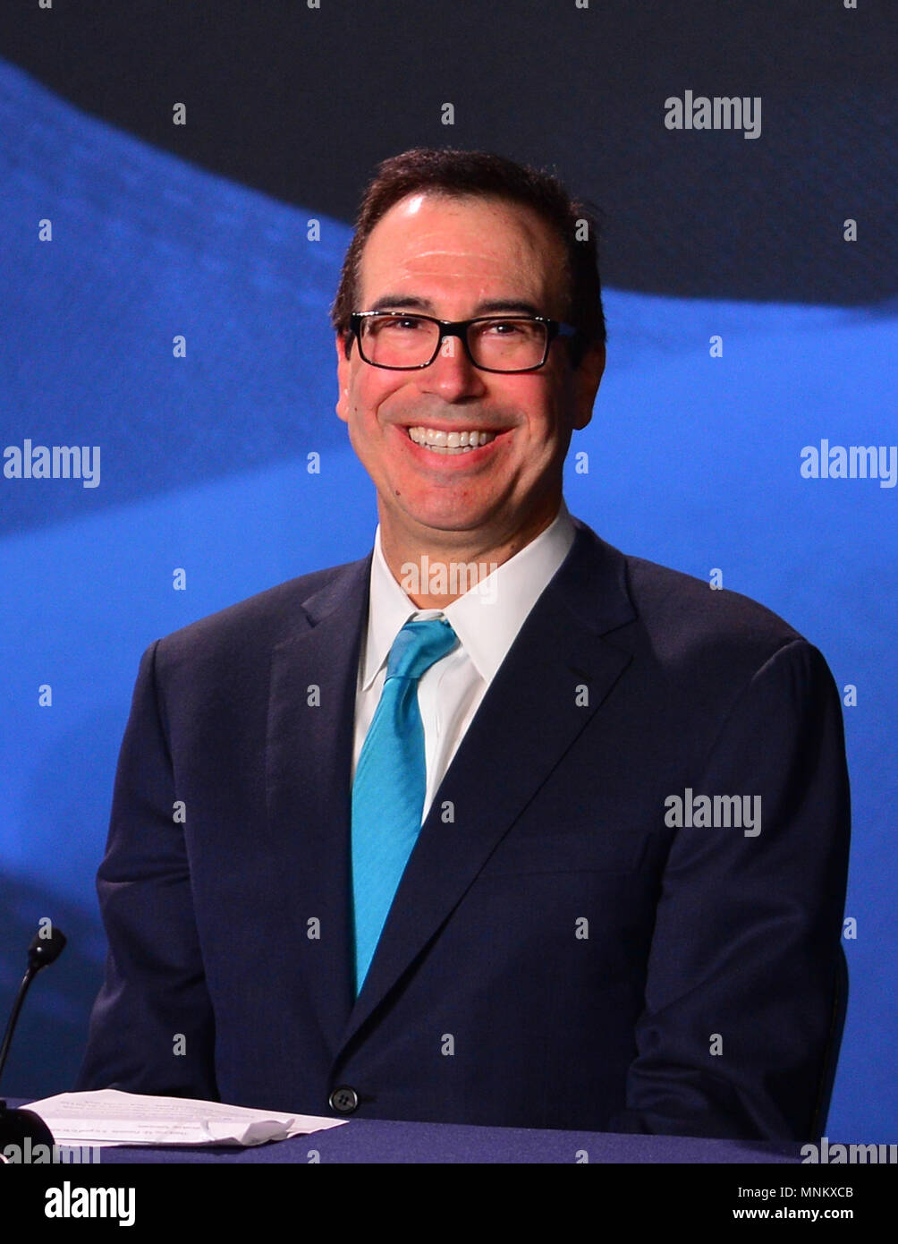 Stati Uniti Presidente Trump assiste Tavola Rotonda sui tagli fiscali per la Florida le piccole imprese a Bucky Dent Park palestra su Aprile 16, 2018 in Hialeah, Florida. Dotato di: Steven Mnuchin dove: Miami, Florida, Stati Uniti quando: 16 Apr 2018 Credit: Johnny Louis/WENN.com Foto Stock