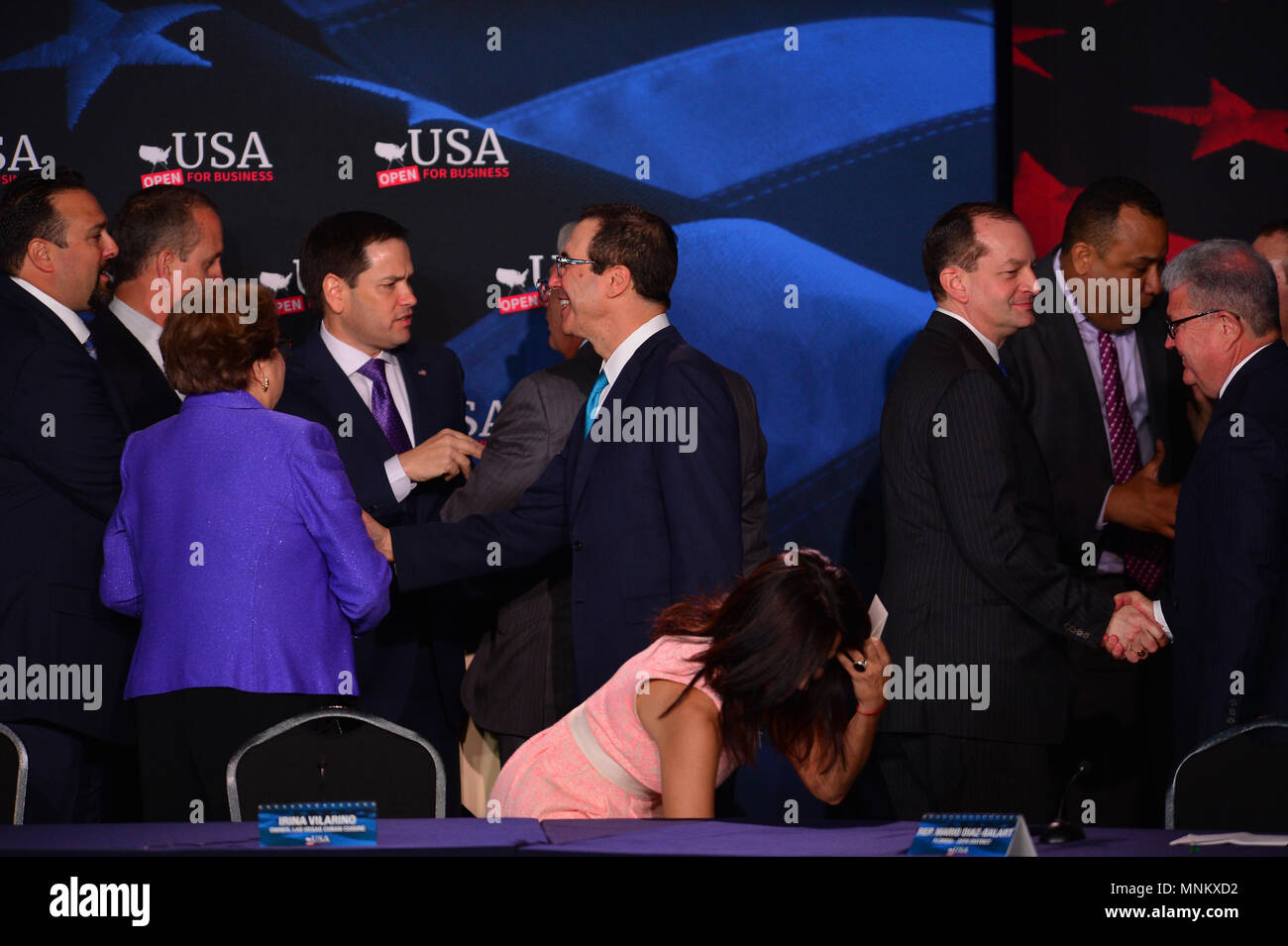 Stati Uniti Presidente Trump assiste Tavola Rotonda sui tagli fiscali per la Florida le piccole imprese a Bucky Dent Park palestra su Aprile 16, 2018 in Hialeah, Florida. Dotato di: Aleberto Bello, Alex Acosta, Partricia Junquera, Marco Rubio, Maximo Alvarez, Trump, Irena Vilarino, dia Guilermo Rousseau, Steve Miller, Steven Mnuchin, Jose Mallea dove: Miami, Florida, Stati Uniti quando: 16 Apr 2018 Credit: Johnny Louis/WENN.com Foto Stock