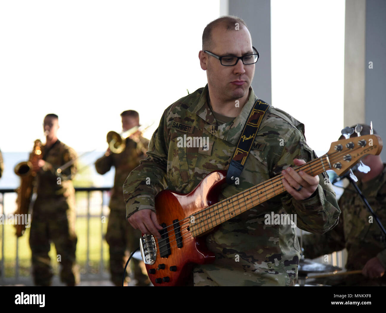 Stati Uniti Esercito il sergente Joseph Barrett, U.S. Esercito xli Army Band bassista chitarrista e ambasciatore musicale, Mississippi Air National Guard, Jackson, Mississippi, esegue a Biloxi Lighthouse Park Pavillion Marzo 13, 2018 in Biloxi Mississippi. La band è stata fornendo supporto musicale e di intrattenimento per oltre cinquant'anni. Essi hanno inoltre effettuato presso il White House Hotel, in Biloxi Mississippi, e a Vandenberg Commons il Keesler Air Force Base, Mississippi. Foto Stock