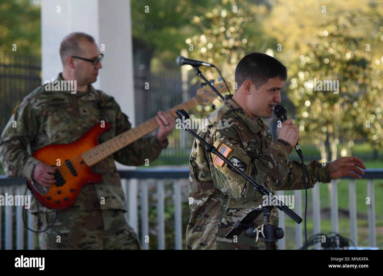 Stati Uniti Esercito sergenti Brandon Tingstrom (destra) e Giuseppe Barrett, U.S. Esercito xli Army Band i membri e gli ambasciatori musicali, Mississippi Air National Guard, Jackson, Mississippi, eseguire presso il Biloxi Lighthouse Park Pavillion Marzo 13, 2018 in Biloxi Mississippi. La band è stata fornendo supporto musicale e di intrattenimento per oltre cinquant'anni. Essi hanno inoltre effettuato presso il White House Hotel, in Biloxi Mississippi, e a Vandenberg Commons il Keesler Air Force Base, Mississippi. Foto Stock