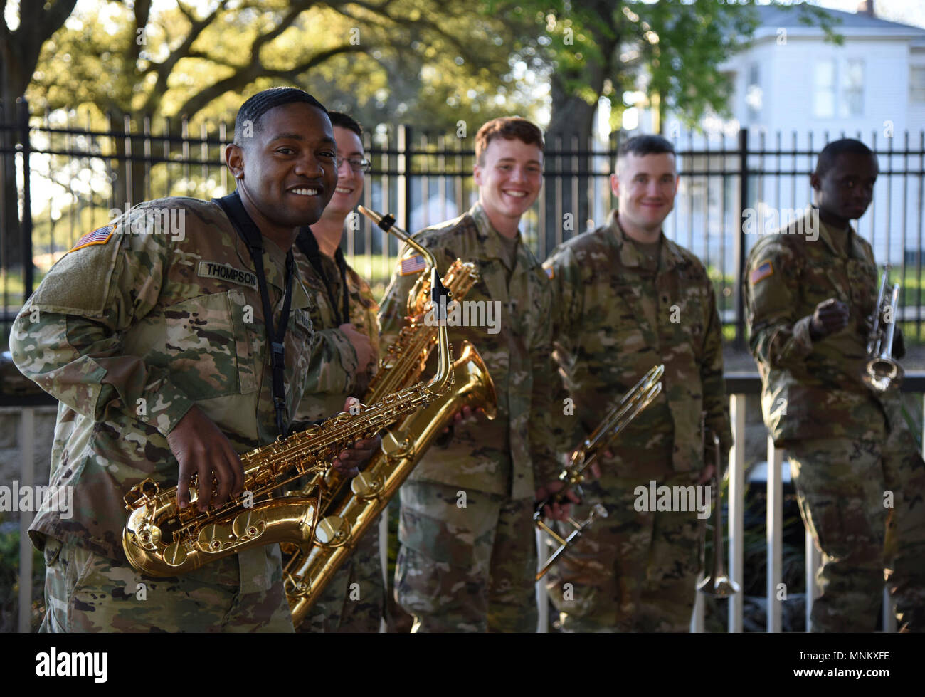 I membri dell'U.S. Esercito 41a banda armata, Mississippi Air National Guard, Jackson, Mississippi, posa per una foto a Biloxi Lighthouse Park Pavillion Marzo 13, 2018 in Biloxi Mississippi. La band è stata fornendo supporto musicale e di intrattenimento per oltre cinquant'anni. Essi hanno inoltre effettuato presso il White House Hotel, in Biloxi Mississippi, e a Vandenberg Commons il Keesler Air Force Base, Mississippi. Foto Stock