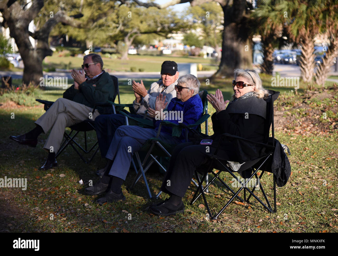 Il pubblico a dare un giro di applausi per gli Stati Uniti Esercito 41a banda armata del rendimento al Biloxi Lighthouse Park Pavillion Marzo 13, 2018 in Biloxi Mississippi. La band è stata fornendo supporto musicale e di intrattenimento per oltre cinquant'anni. Essi hanno inoltre effettuato presso il White House Hotel, in Biloxi Mississippi, e a Vandenberg Commons il Keesler Air Force Base, Mississippi. Foto Stock