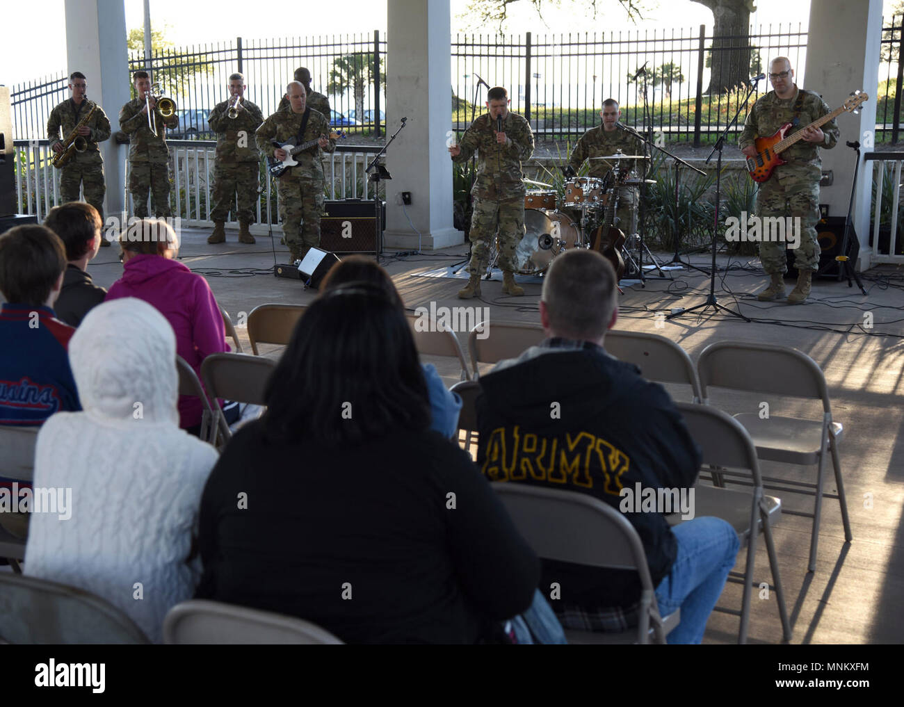 I membri dell'U.S. Esercito xli Army Band eseguire presso il Biloxi Lighthouse Park Pavillion Marzo 13, 2018 in Biloxi Mississippi. La band è stata fornendo supporto musicale e di intrattenimento per oltre cinquant'anni. Essi hanno inoltre effettuato presso il White House Hotel, in Biloxi Mississippi, e a Vandenberg Commons il Keesler Air Force Base, Mississippi. Foto Stock