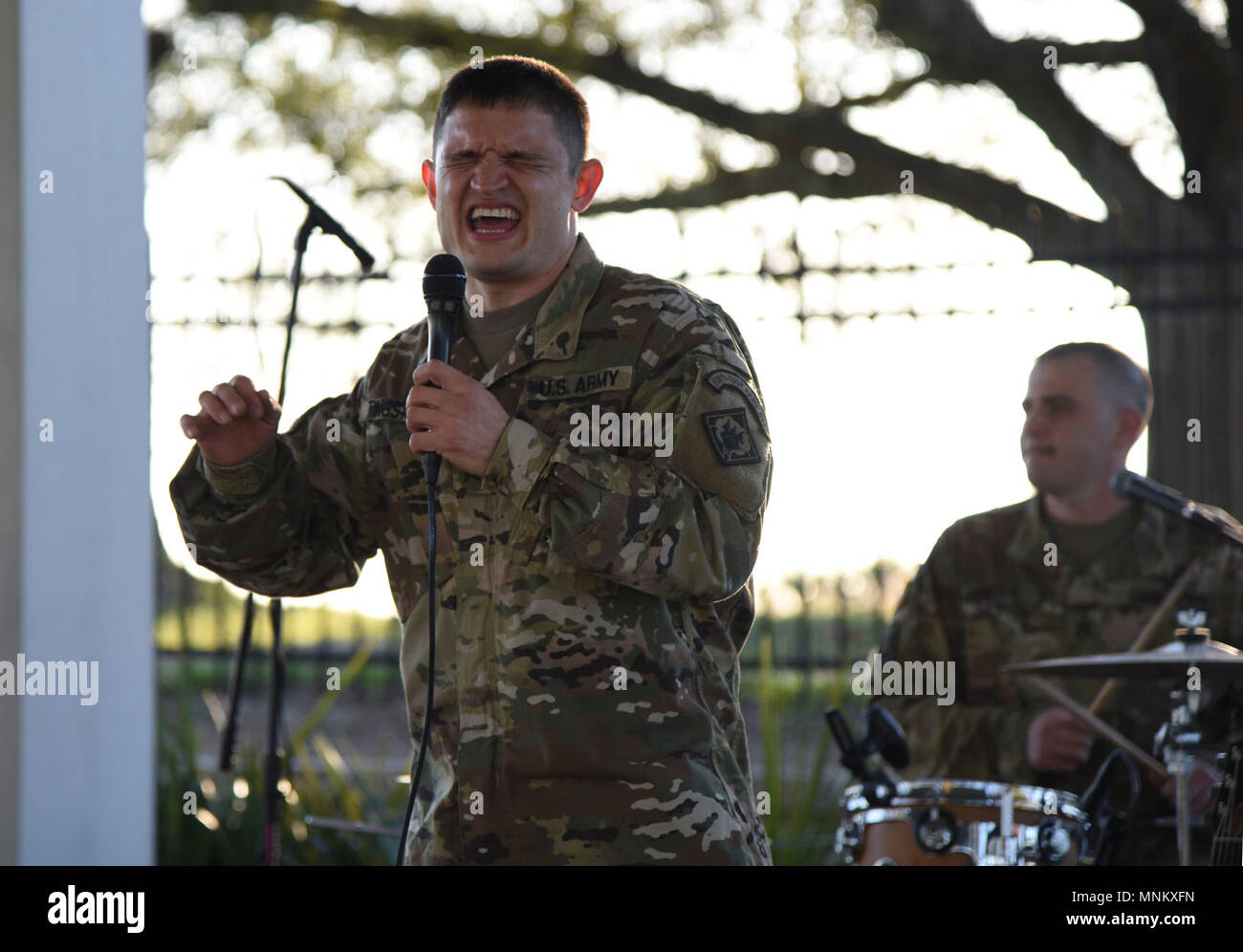 Stati Uniti Esercito il Sergente Brandon Tingstrom, U.S. Esercito xli Army Band cantante e ambasciatore musicale, Mississippi Air National Guard, Jackson, Mississippi, esegue a Biloxi Lighthouse Park Pavillion Marzo 13, 2018 in Biloxi Mississippi. La band è stata fornendo supporto musicale e di intrattenimento per oltre cinquant'anni. Essi hanno inoltre effettuato presso il White House Hotel, in Biloxi Mississippi, e a Vandenberg Commons il Keesler Air Force Base, Mississippi. Foto Stock