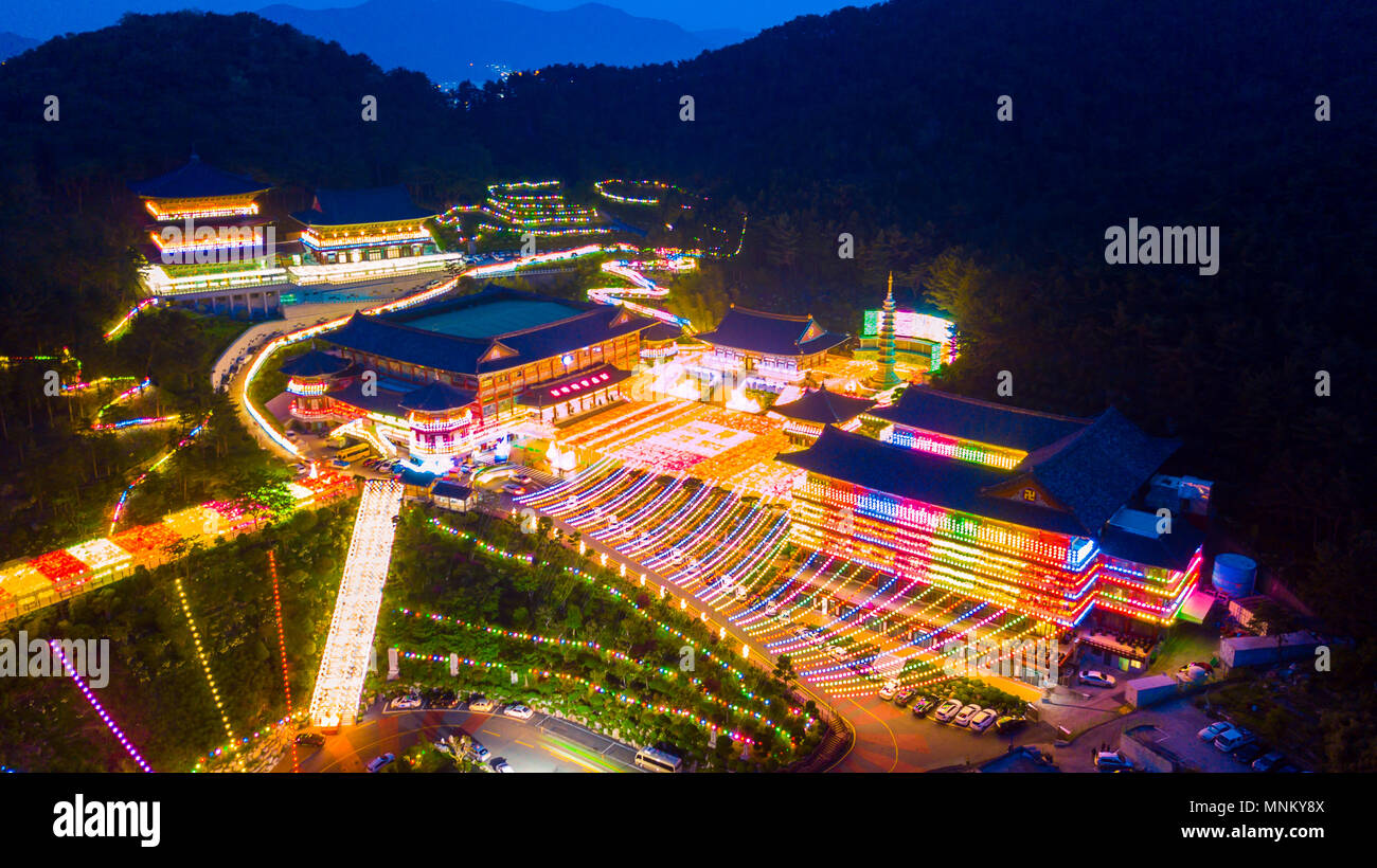 Vista aerea del tempio Samgwangsa nelle ore notturne nella città di Busan, Corea del Sud.migliaia di lanterne di carta decorare Tempio Samgwangsa in Busan città del Sud Foto Stock