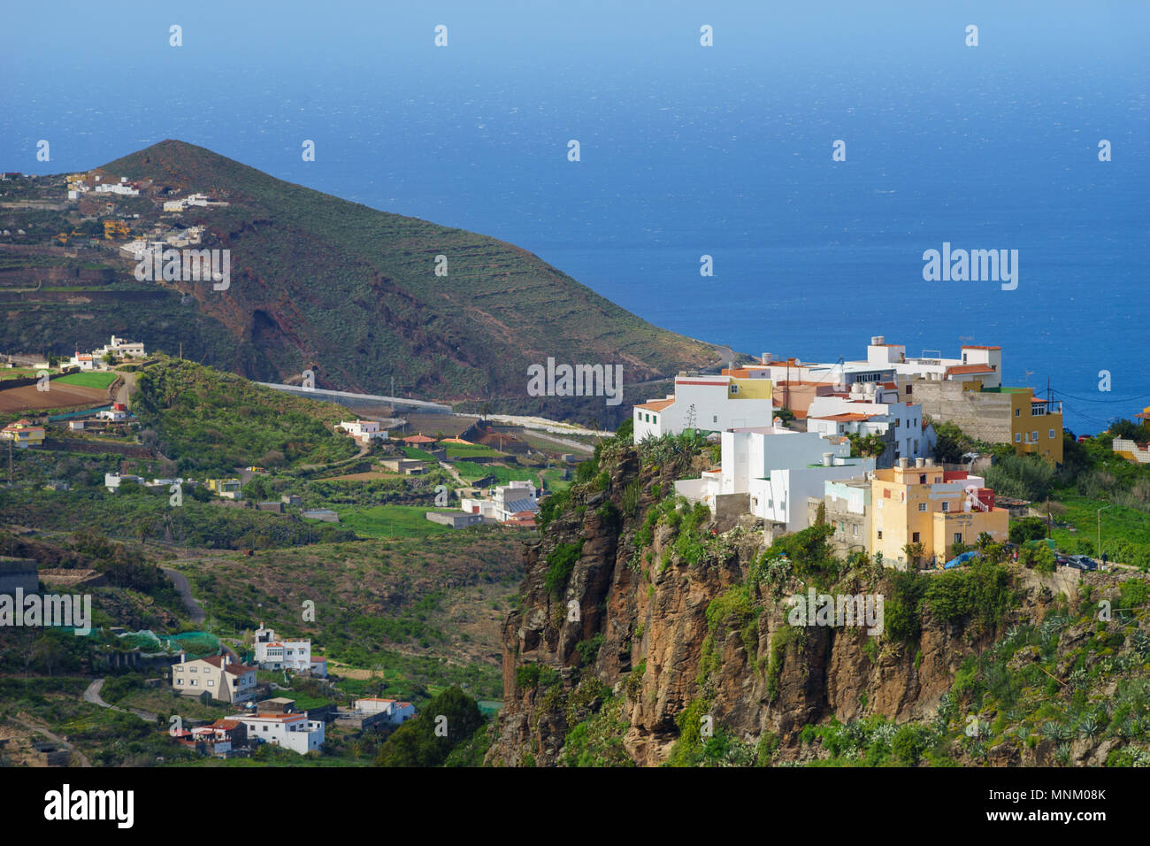 Villaggio su piste e scogliera della parte settentrionale di Gran Canaria, Oceano Atlantico su sfondo, Isole canarie, Spagna Foto Stock