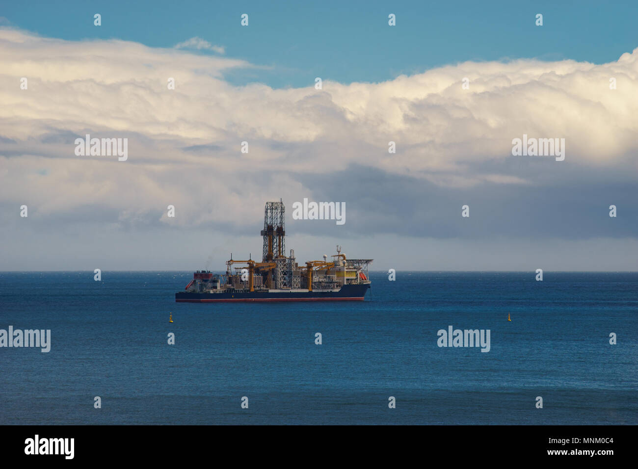 Drillship contro scenic nuvole. Olio e gas di perforazione offshore Foto Stock