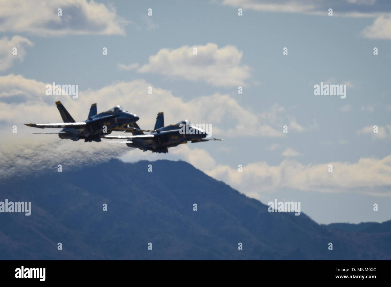 Gli Stati Uniti Navy Blue Angels dimostrare la qualità superiore di manovrabilità dell'F/A-18 cellula, durante manovre acrobatiche, per gli spettatori di Luca giorni, a Luke Air Force Base, Ariz., Marzo 17, 2018. Luca giorni dimostra la Air Force continui progressi nella costruzione del futuro di airpower con militari e civili di aria agisce inclusi gli Stati Uniti. Navy Blue Angels, F-35 e F-22 visualizza statico, scienza, tecnologia, ingegneria, matematica e mostre e le operazioni militari per le dimostrazioni. Foto Stock