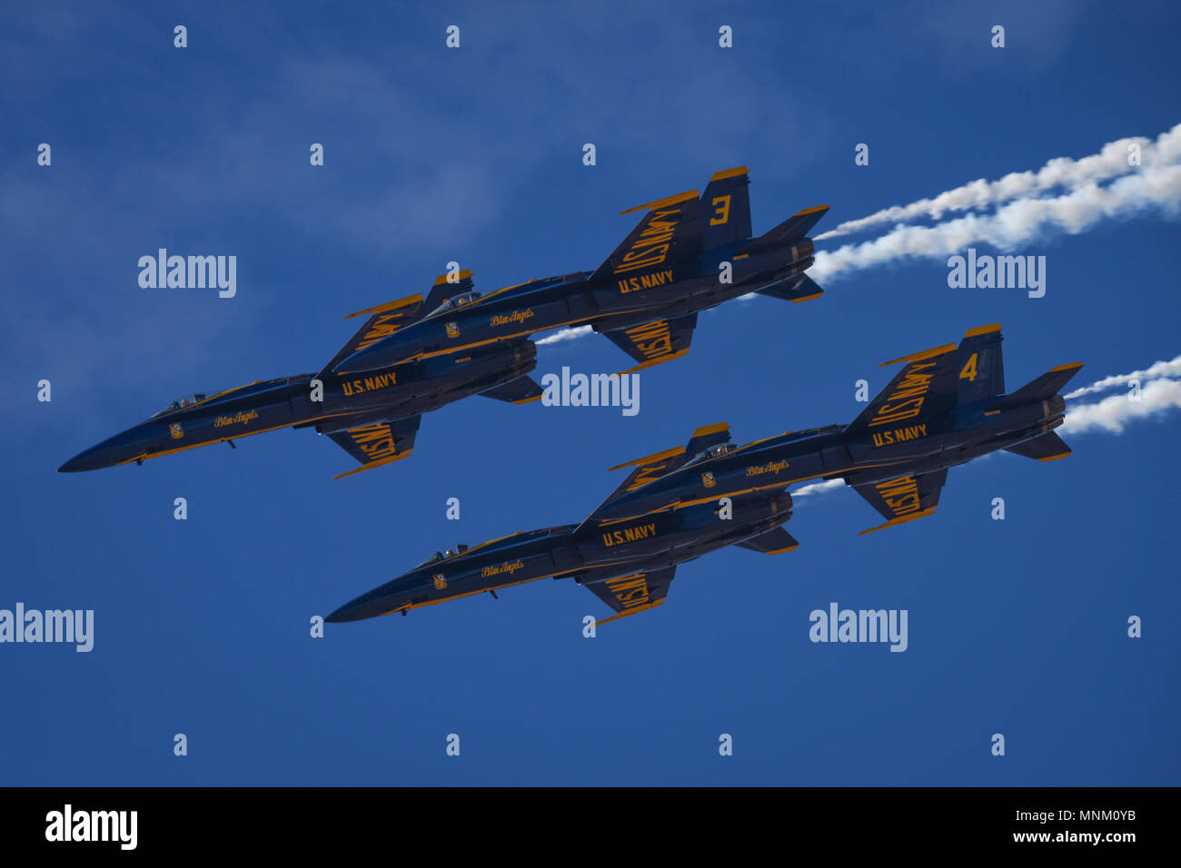 Gli Stati Uniti Navy Blue Angels dimostrare la qualità superiore di manovrabilità dell'F/A-18 cellula, durante manovre acrobatiche, per gli spettatori di Luca giorni, a Luke Air Force Base, Ariz., Marzo 17, 2018. Luca giorni dimostra la Air Force continui progressi nella costruzione del futuro di airpower con militari e civili di aria agisce inclusi gli Stati Uniti. Navy Blue Angels, F-35 e F-22 visualizza statico, scienza, tecnologia, ingegneria, matematica e mostre e le operazioni militari per le dimostrazioni. Foto Stock