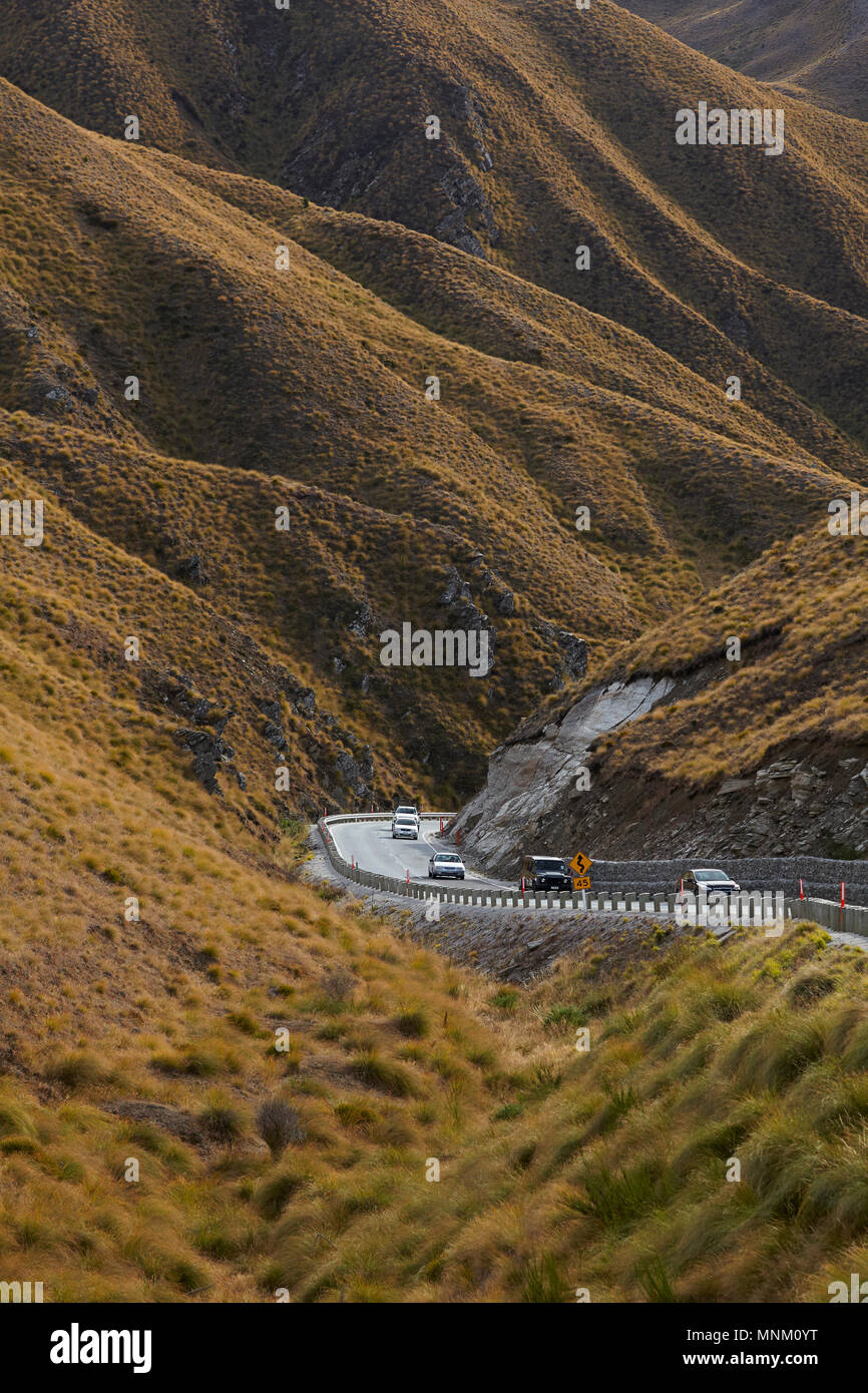 Sulle vetture di Crown Range Road tra Queenstown e Wanaka, Isola del Sud, Nuova Zelanda Foto Stock