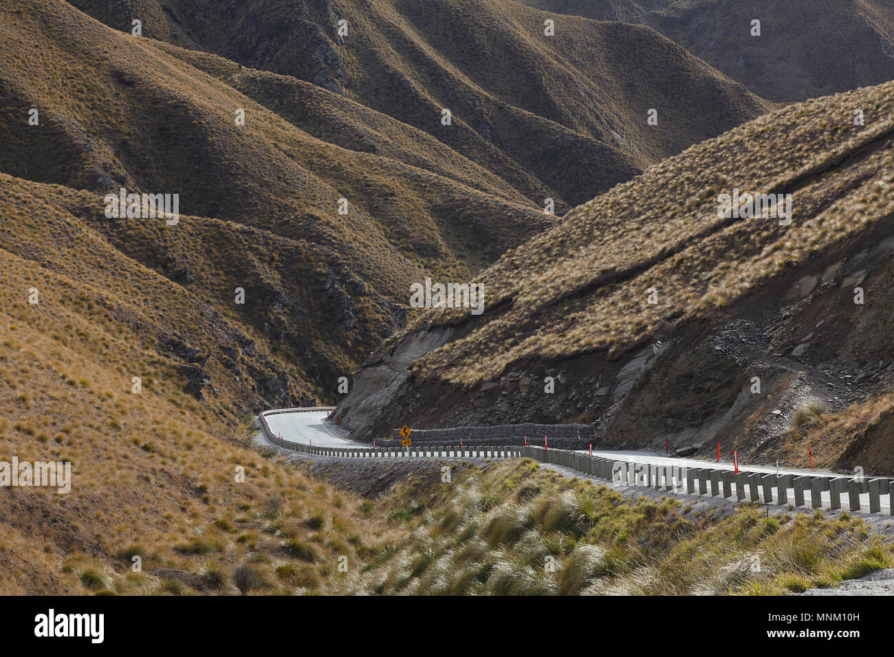 Crown Range Road tra Queenstown e Wanaka, Isola del Sud, Nuova Zelanda Foto Stock