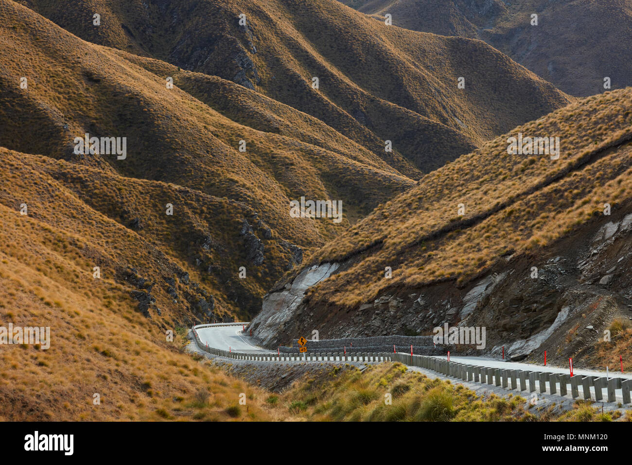 Crown Range Road tra Queenstown e Wanaka, Isola del Sud, Nuova Zelanda Foto Stock