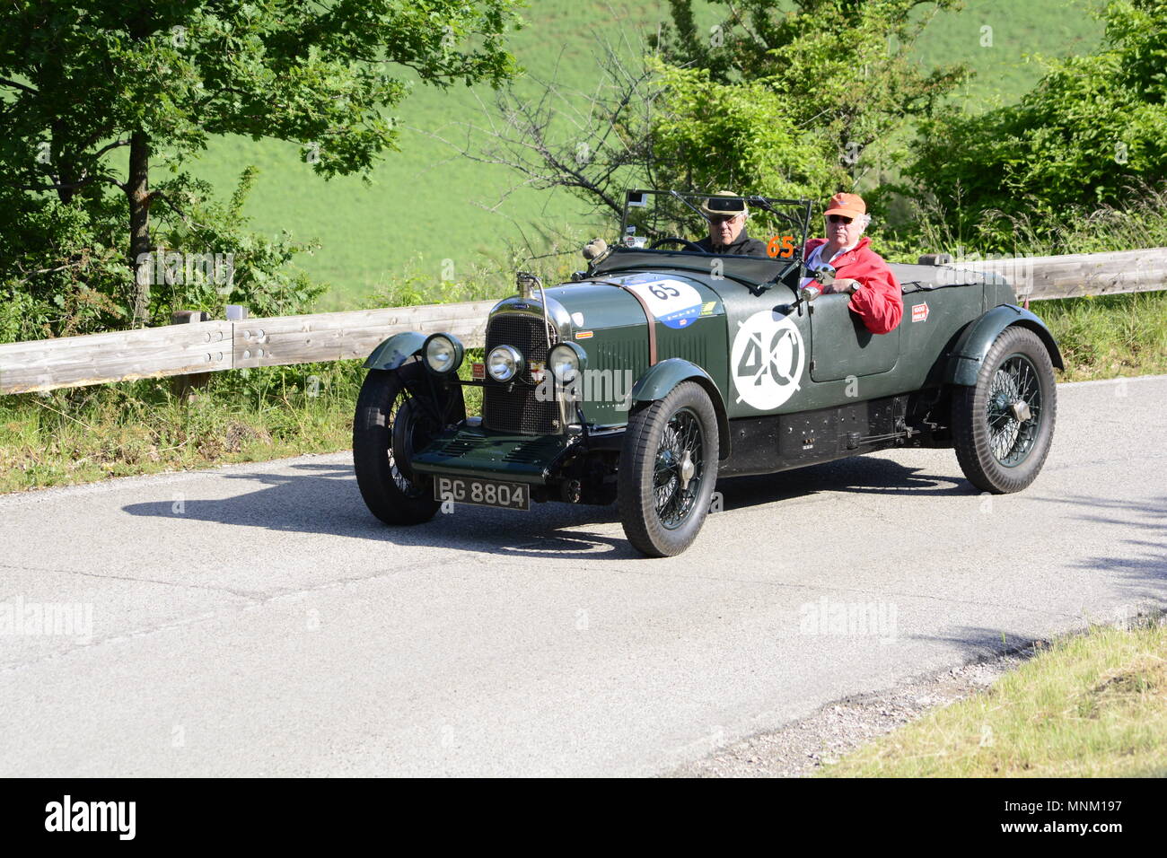 PESARO COLLE SAN BARTOLO , Italia - Maggio 17 - 2018 : LAGONDA 2 litro di Brooklands 1929 su una vecchia macchina da corsa nel rally Mille Miglia 2018 il famoso italiano Foto Stock