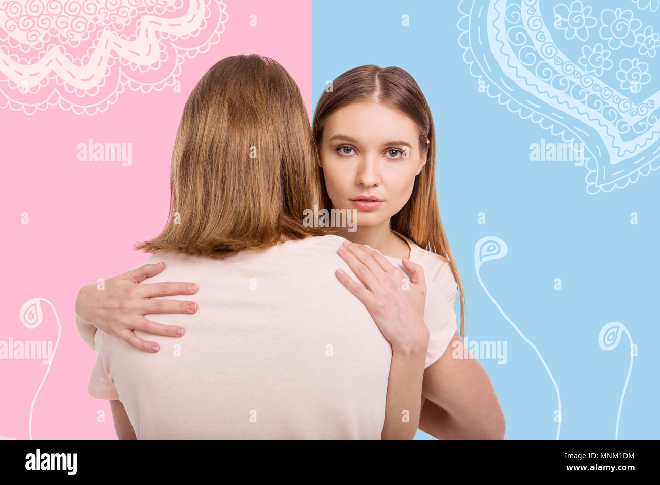 Giovane donna che guarda la calma mentre abbraccia il suo amato uomo Foto Stock