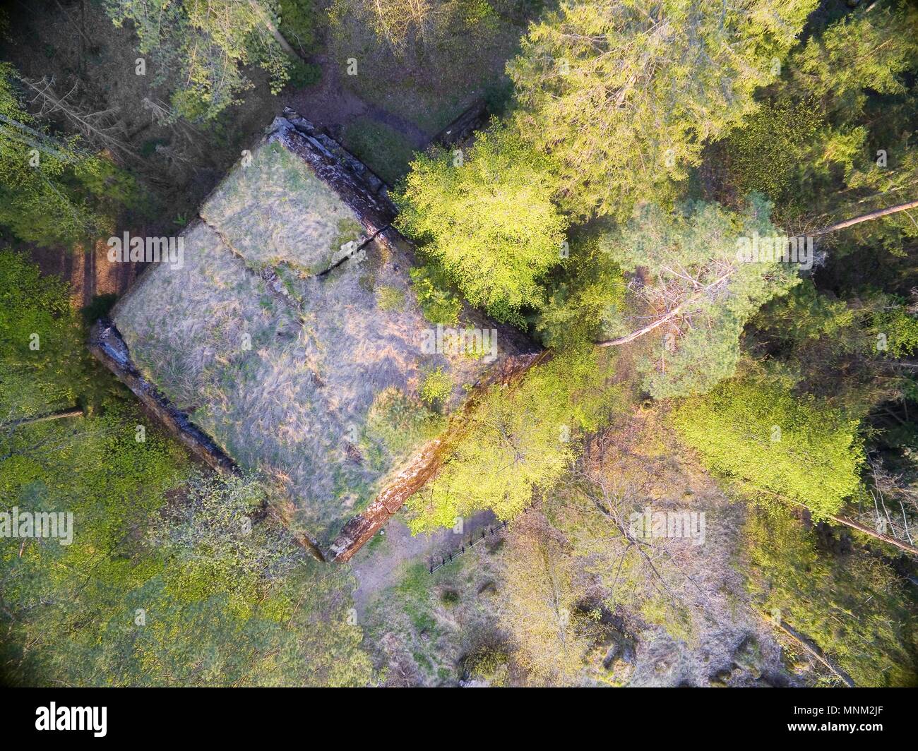 Vista aerea del distrutto cemento armato bunker dalla seconda guerra mondiale apparteneva a Himmler Hochwald sede nascosta in una foresta in Pozezdrz Foto Stock