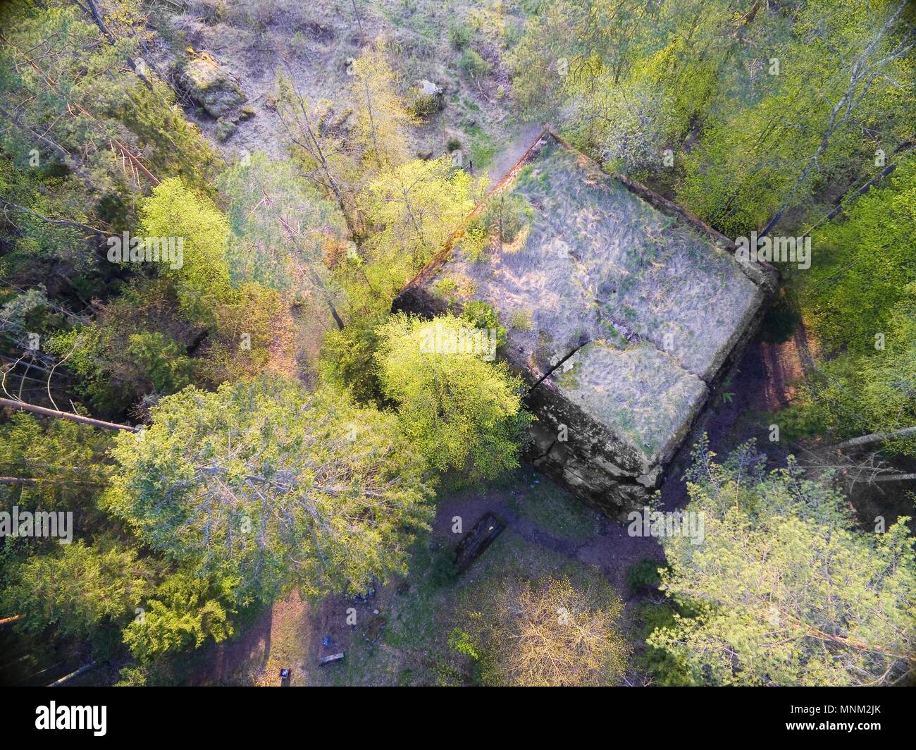 Vista aerea del distrutto cemento armato bunker dalla seconda guerra mondiale apparteneva a Himmler Hochwald sede nascosta in una foresta in Pozezdrz Foto Stock