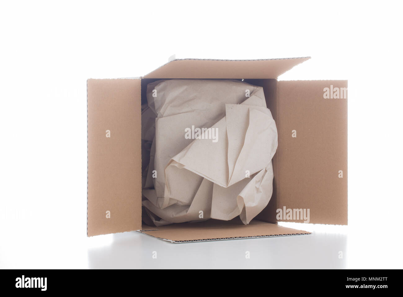 Aperto cartone di spedizione con carta di materiale di riempimento Foto Stock