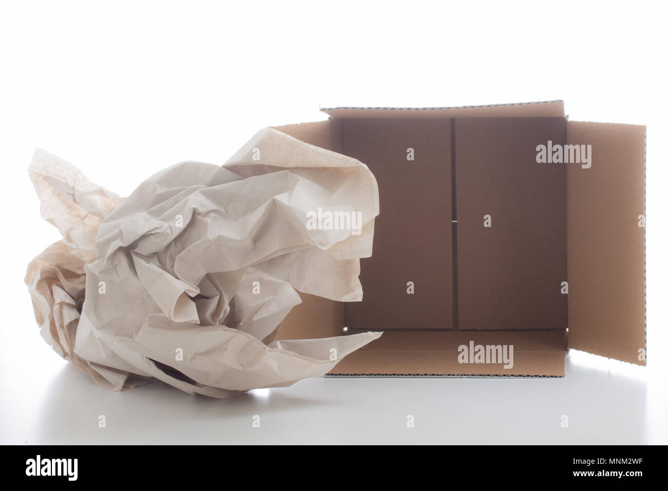 Brown ripiegata di cartone di spedizione con carta di materiale di riempimento per proteggere il contenuto Foto Stock