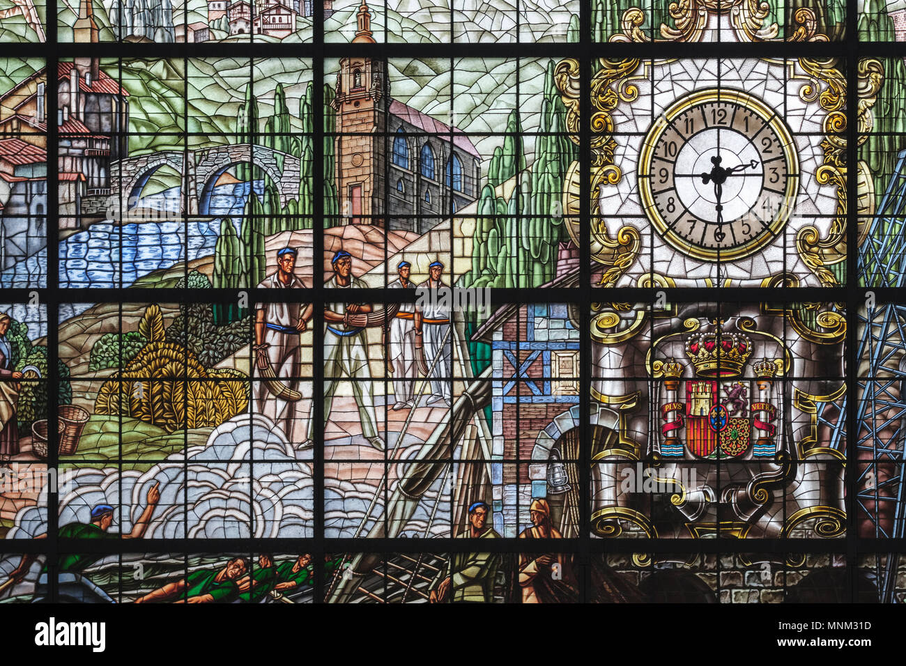 Sezioni di vetro macchiato murale in Estacion Abando Indalecio Prieto; La stazione ferroviaria di Abando, Bilbao; Pais Vasco; Spagna; Foto Stock