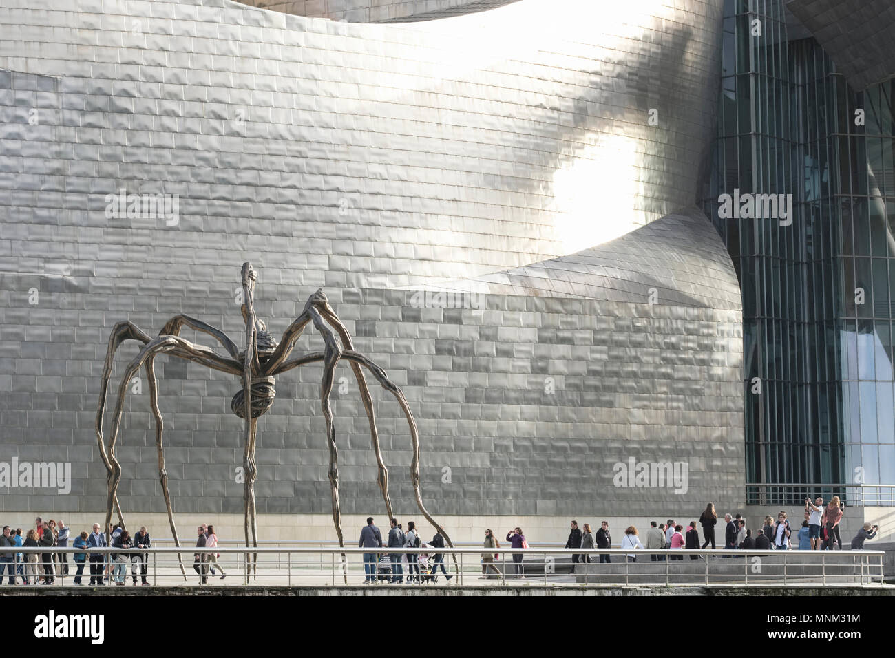 Museo Guggenheim; ragno gigante Maman in primo piano;; Bilbao Vizcaya; Pais Vasco; Spagna; Foto Stock