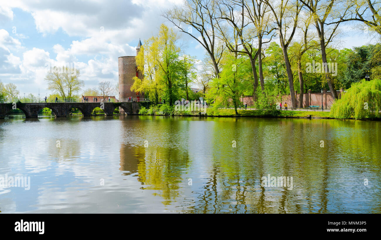 BRUGES, Belgio - 23 Aprile 2018: il lago dell'Amore (Minnewater lago) è un serbatoio unito al famoso sistema di canale di Bruges. Foto Stock