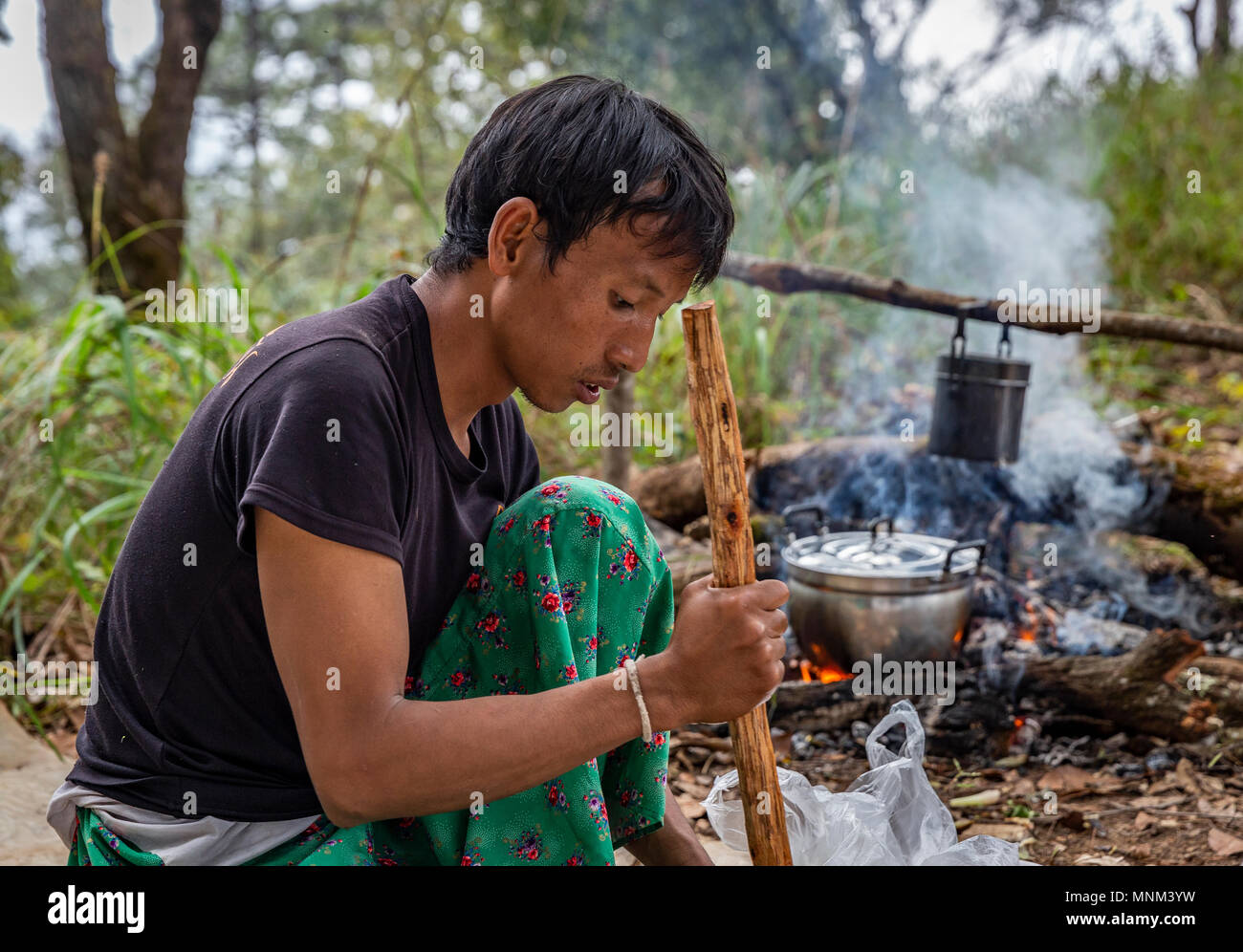 Hilltribe etnici guida in Khun Chae National Park (อุทยานแห่งชาติขุนแจ) nel nord della Thailandia Foto Stock