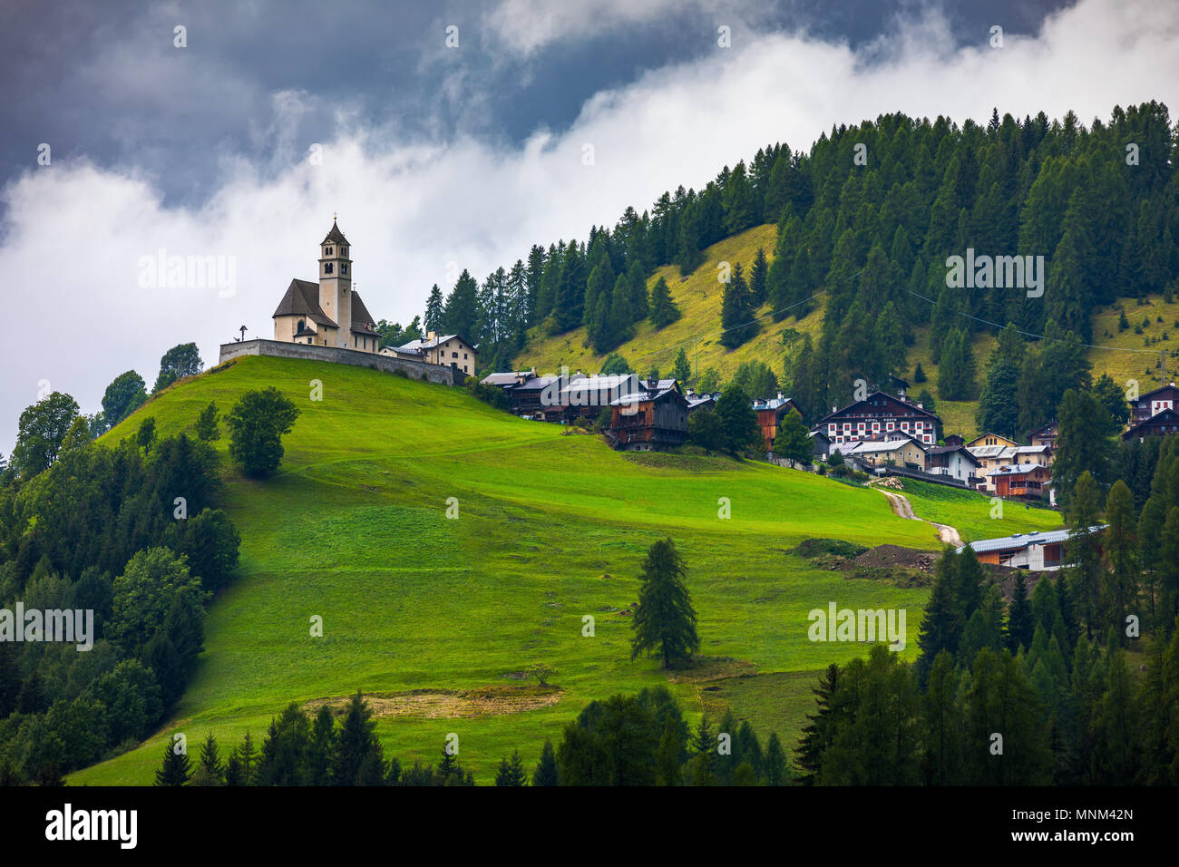 Dolomiti Imressive montagne e villaggi tradizionali. Italia del nord Foto Stock