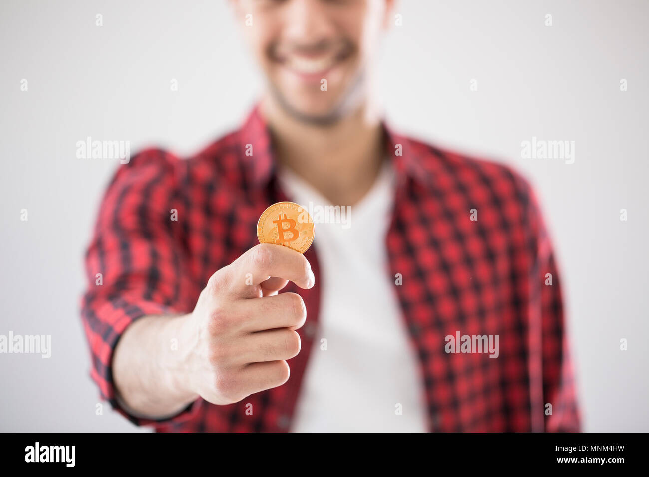 Close-up di uomo con oro - BitCoin cryptocurrency digitale Foto Stock