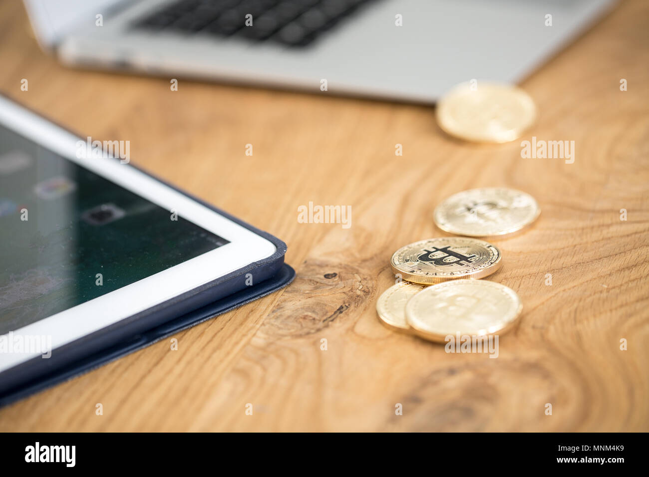 Close-up di oro cryptocurrency monete sul tavolo. Investire su internet Foto Stock
