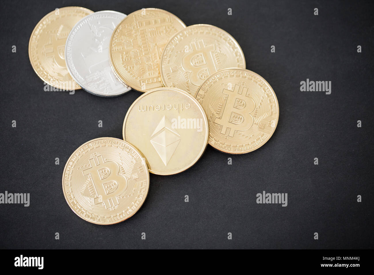 Vista dall'alto su oro cryptocurrency monete su sfondo nero Foto Stock
