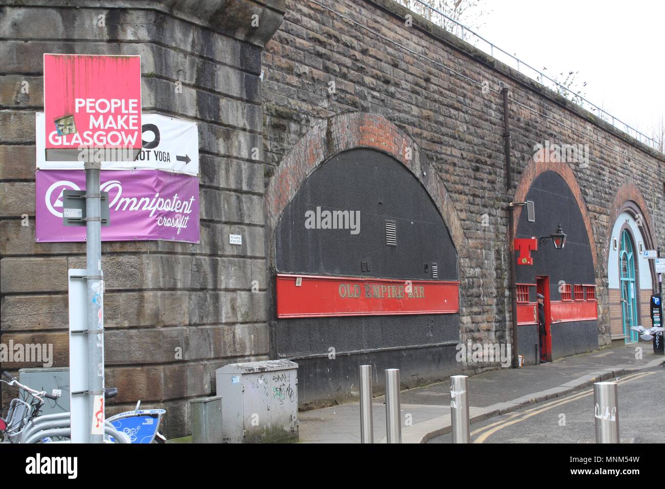 Osborne Street, Glasgow, Scozia mostra segno per le persone fanno Glasgow e arrestare il vecchio impero Bar sotto le arcate ferroviarie Foto Stock