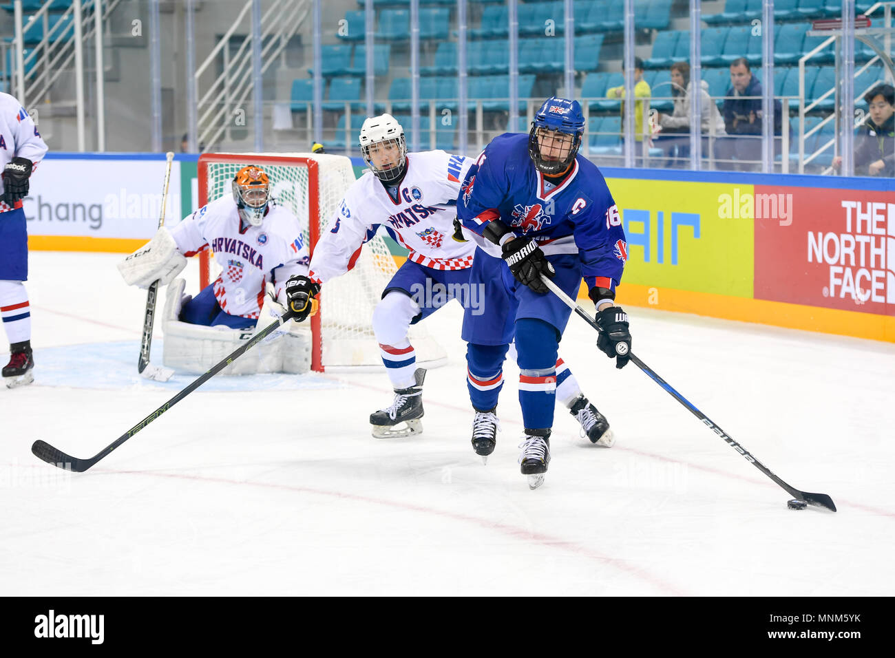 Progetto di NHL prospettiva Liam Kirk della EIHL Sheffield Steelers giocando per la squadra della Gran Bretagna durante la gioventù IIHF campionati del mondo Foto Stock