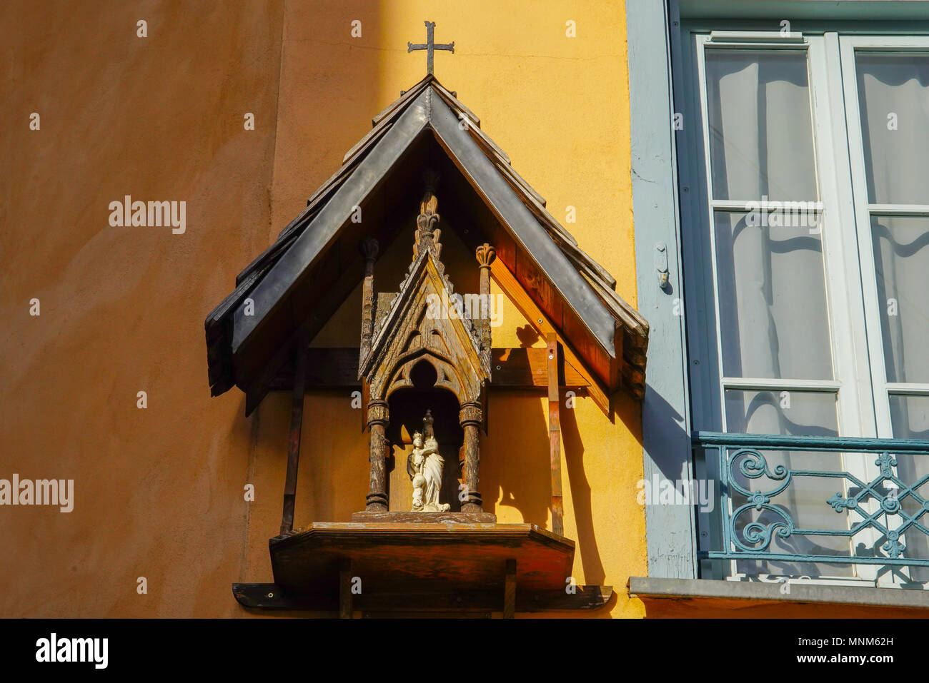 Prospera di macellerie fraternità ha lasciato il segno nella città. Osservare le tracce dei suoi membri" devozione attraverso le numerose statue e i privati ch Foto Stock