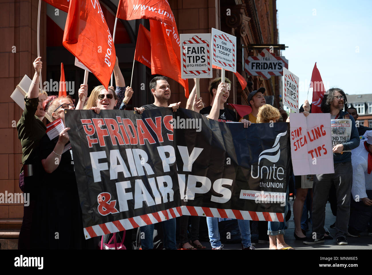 I lavoratori provenienti da Covent Garden ramo di TGI Fridays su una linea di picchetto fuori del ristorante nel centro di Londra come colpiscono in una disputa di pagare. Foto Stock