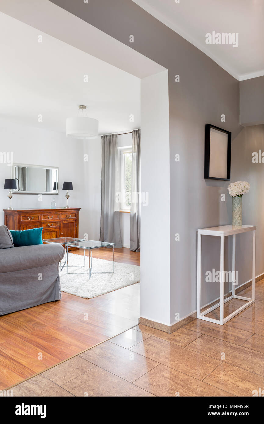 Nuovo appartamento interno con pareti di colore chiaro, marrone pavimenti e  mobili eleganti Foto stock - Alamy