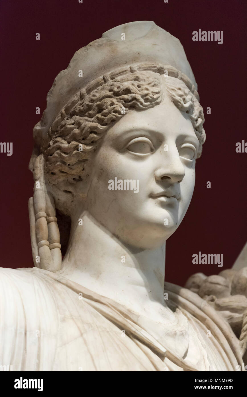 Berlino. Germania. Statua ritratto divinizzato di imperatrice romana Livia Drusilla, 42-54 D.C. Altes Museum. Dal teatro di Falerii, Italia. (Livia Drusilla Foto Stock