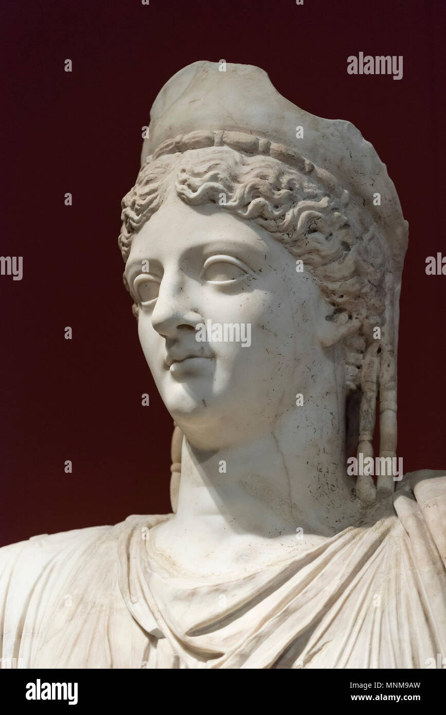 Berlino. Germania. Statua ritratto divinizzato di imperatrice romana Livia Drusilla, 42-54 D.C. Altes Museum. Dal teatro di Falerii, Italia. (Livia Drusilla Foto Stock