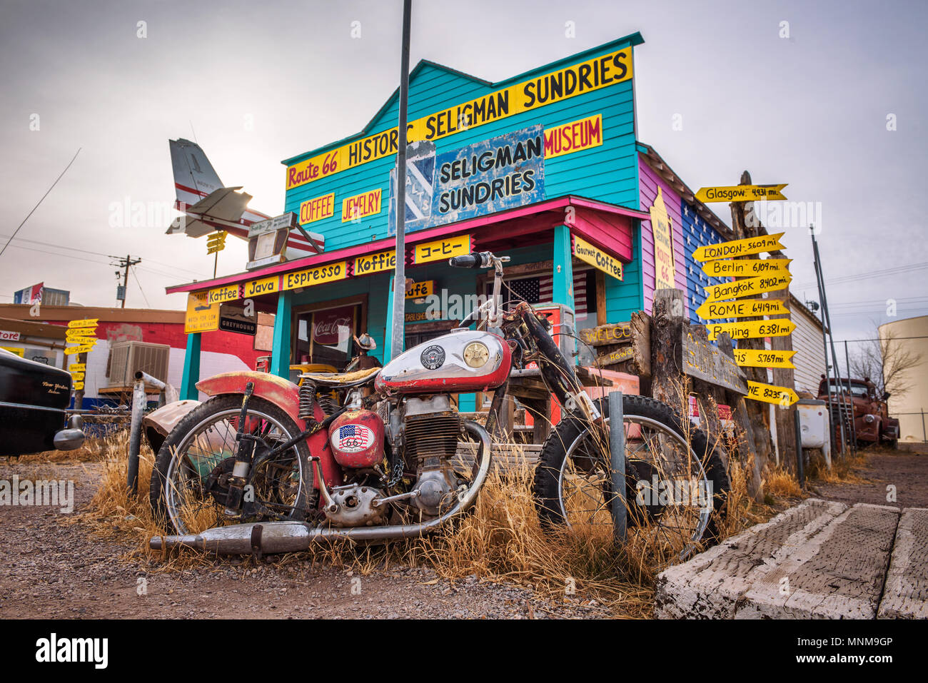 Vecchia motocicletta abbandonata presso un negozio di souvenir sul percorso 66 in Arizona Foto Stock