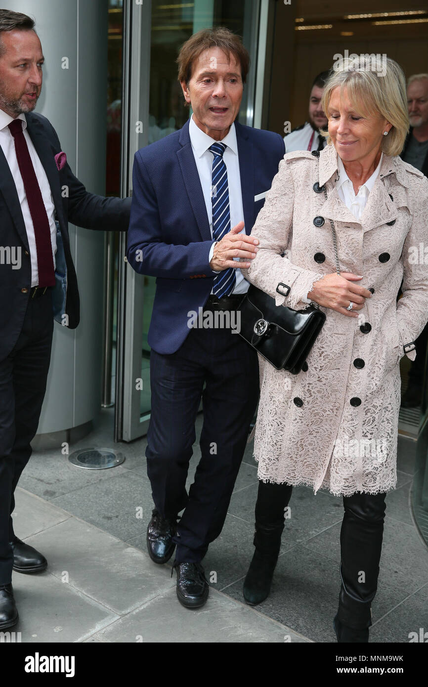 Cliff Richard visto lasciare i rotoli costruzione alta corte al terzo giorno di sueing la BBC per danni - Londra dotata: Cliff Richard dove: Londra, Regno Unito quando: 17 Apr 2018 Credit: WENN.com Foto Stock