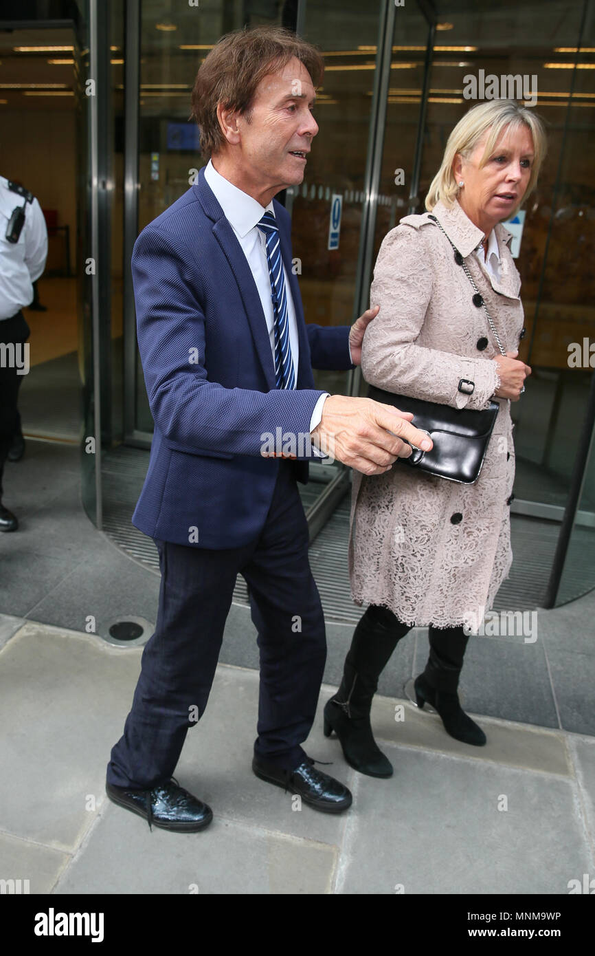 Cliff Richard visto lasciare i rotoli costruzione alta corte al terzo giorno di sueing la BBC per danni - Londra dotata: Cliff Richard dove: Londra, Regno Unito quando: 17 Apr 2018 Credit: WENN.com Foto Stock