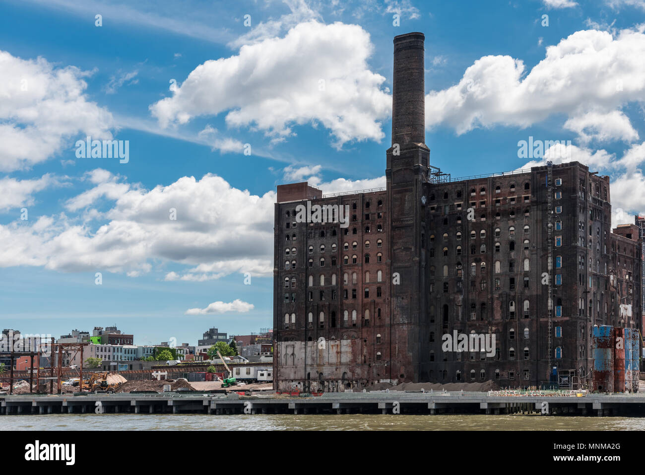 New York, Stati Uniti d'America - 27 Maggio 2017: gli abbandonati Domino raffineria di zucchero in Williansburg, Brooklyn. Foto Stock