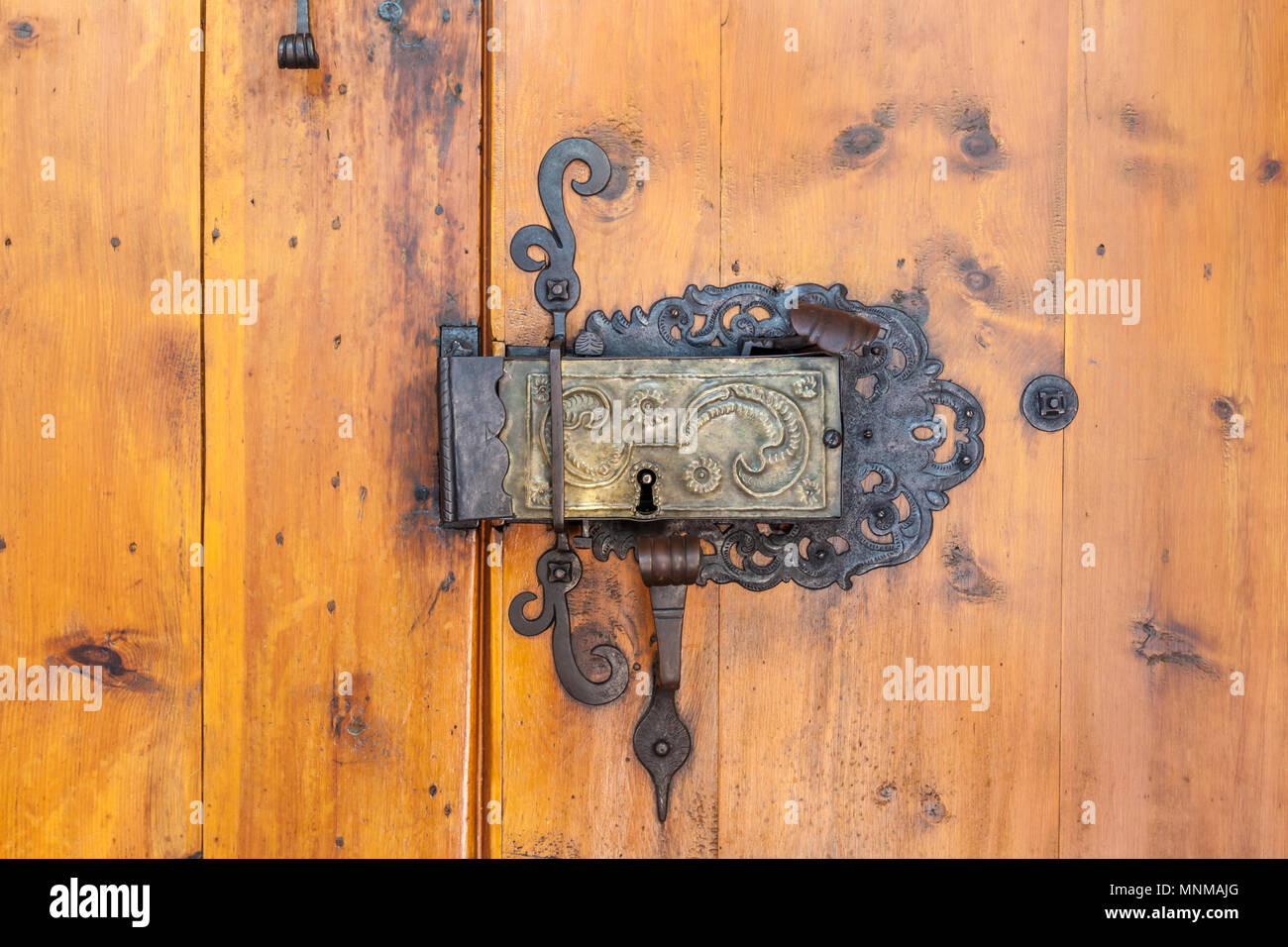 Portale della chiesa con la vecchia serratura della porta presso la chiesa parrocchiale di San Pietro in Villnoesstal, Alto Adige, Italia Foto Stock