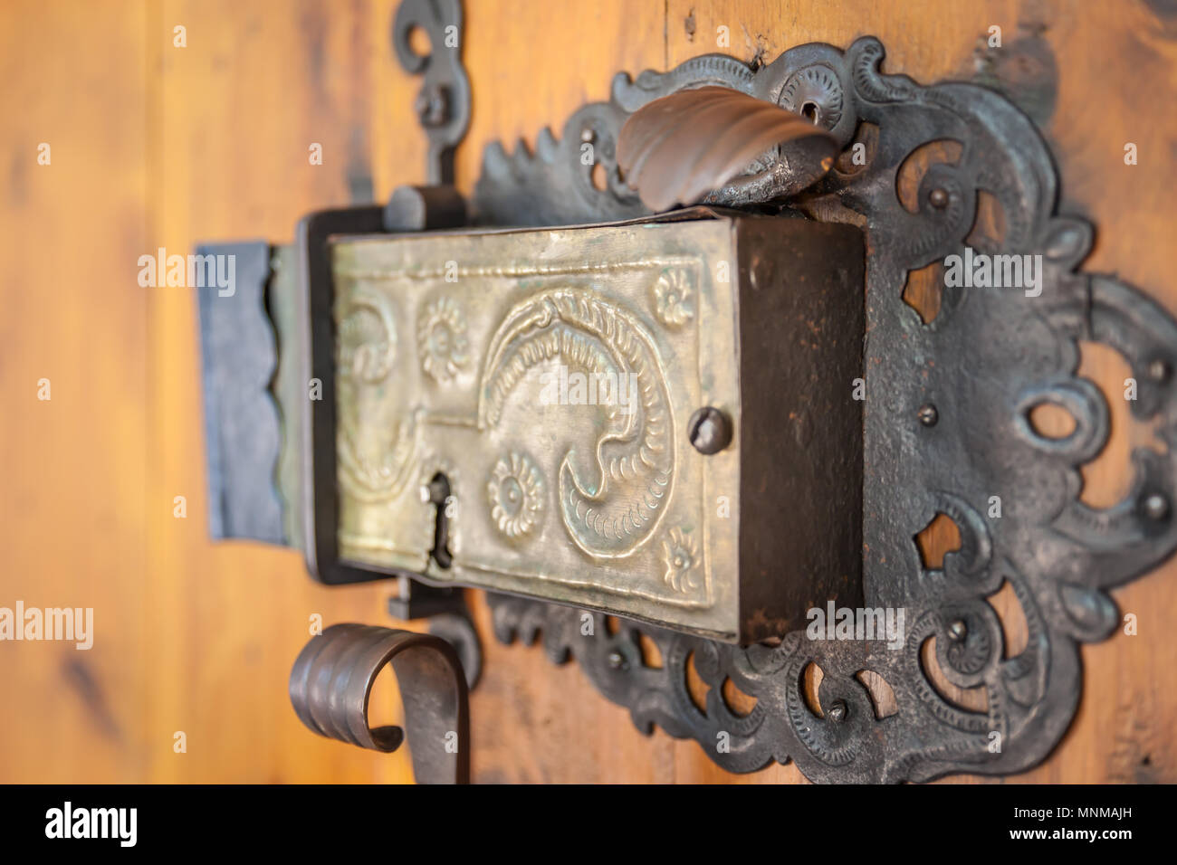 Portale della chiesa con la vecchia serratura della porta presso la chiesa parrocchiale di San Pietro in Villnoesstal, Alto Adige, Italia Foto Stock