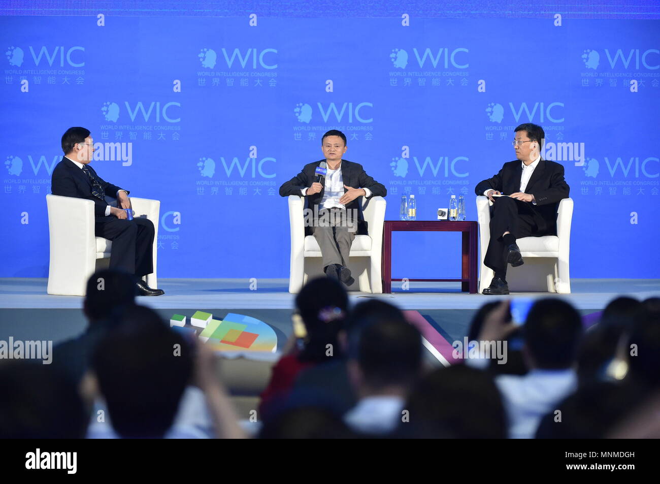 Pechino, Cina. 16 Maggio, 2018. Ma Jack (C), fondatore e presidente di cinesi e-commerce gigante gruppo Alibaba, frequenta un forum durante la seconda Mondiale Congresso di intelligence di Tianjin, Cina del nord, 16 maggio 2018. Credito: Li Ran/Xinhua/Alamy Live News Foto Stock
