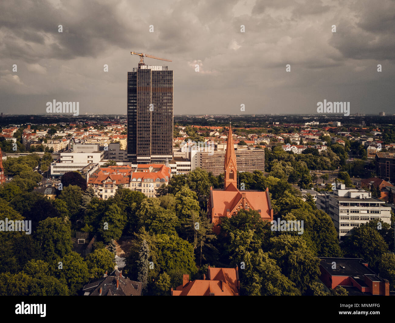 Berlino, Germania. 16 Maggio, 2018. La 118 metro alto edificio residenziale "teglitzer Kreisel' nel distretto di Berlin-Steglitz Maggio 16, 2018 a Berlino, Germania. 190 milioni di euro investe il gruppo CG nella torre, alla fine del 2021 i 329 appartamenti sono finiti. Credito: picture alliance/| usage worldwide/dpa/Alamy Live News Foto Stock